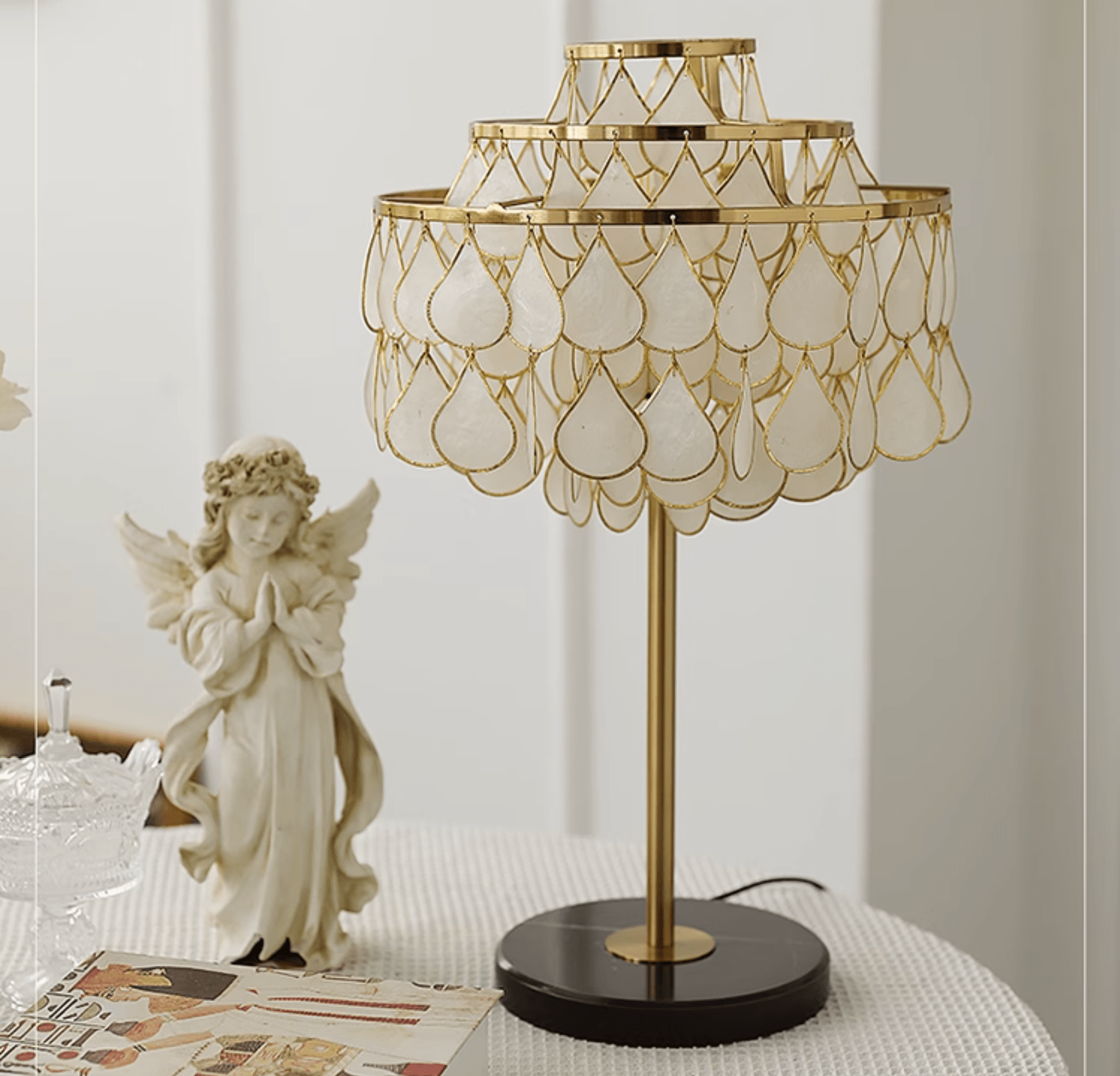 Teardrops Shell Table Lamp